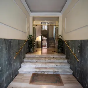 https://domus-romano.it-romehotels.com